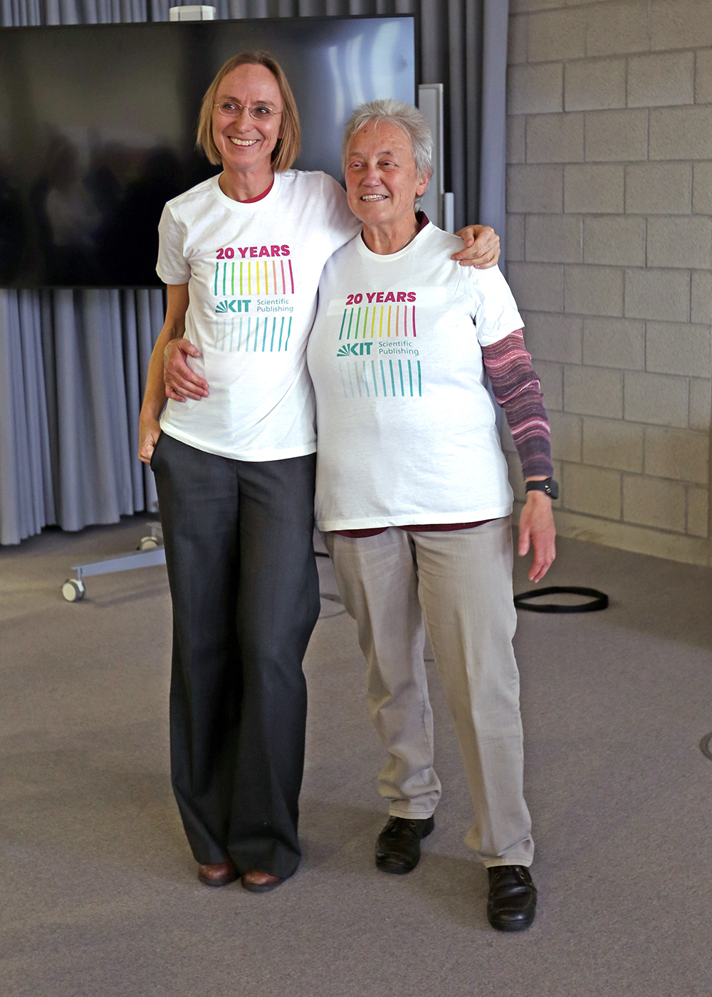 Regine Tobias und Brigitte Maier mit dem KSP-T-Shirt